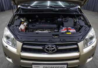 Подержанный автомобиль Toyota RAV4 2009 года (9 фото)