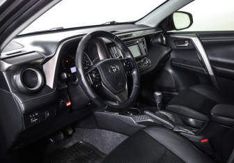 Подержанный автомобиль Toyota RAV4 2015 года (15 фото)