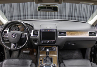 Подержанный автомобиль Volkswagen Touareg 2015 года (14 фото)