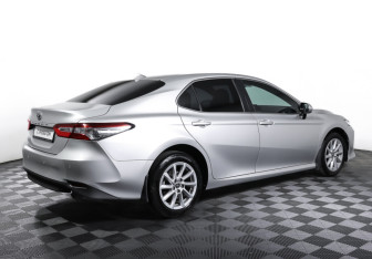 Подержанный автомобиль Toyota Camry Sedan 2021 года (5 фото)