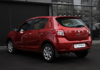 Подержанный автомобиль Renault Sandero 2018 года (7 фото)