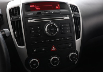 Подержанный автомобиль Kia Ceed Wagon 2012 года (9 фото)