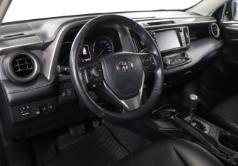 Подержанный автомобиль Toyota RAV4 2018 года (13 фото)