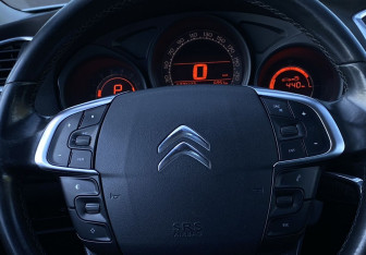 Подержанный автомобиль Citroen C4 Hatchback 2012 года (15 фото)