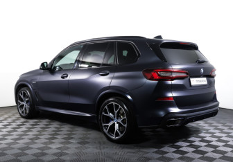 Подержанный автомобиль BMW X5 2022 года (7 фото)