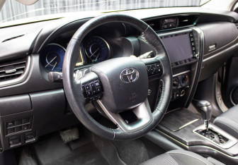 Подержанный автомобиль Toyota Fortuner 2021 года (16 фото)