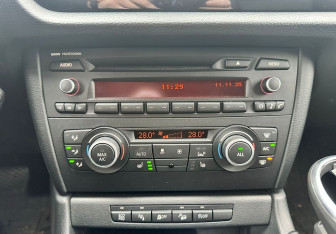 Подержанный автомобиль BMW X1 2012 года (10 фото)