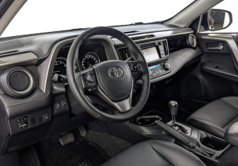 Подержанный автомобиль Toyota RAV4 2016 года (13 фото)