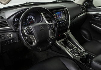Подержанный автомобиль Mitsubishi Pajero Sport 2016 года (10 фото)
