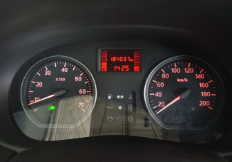 Подержанный автомобиль Renault Sandero 2011 года (13 фото)