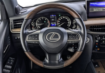 Подержанный автомобиль Lexus LX 2018 года (22 фото)