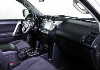 Подержанный автомобиль Toyota Land Cruiser Prado 2016 года (10 фото)