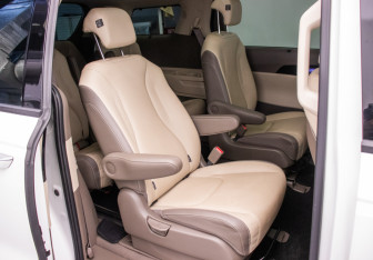 Подержанный автомобиль Kia Carnival 2022 года (11 фото)