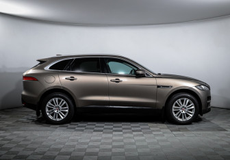 Подержанный автомобиль Jaguar F-Pace 2016 года (4 фото)