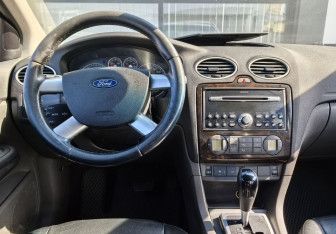 Подержанный автомобиль Ford Focus Sedan 2005 года (12 фото)