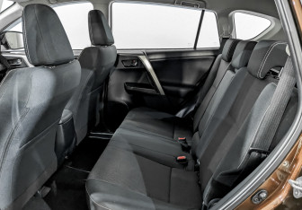 Подержанный автомобиль Toyota RAV4 2016 года (12 фото)