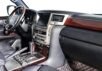 Подержанный автомобиль Lexus LX 2015 года (9 фото)