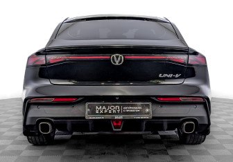 Подержанный автомобиль Changan UNI-V 2023 года (6 фото)