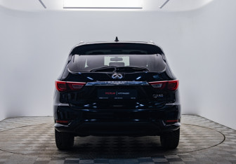 Подержанный автомобиль Infiniti QX60 2017 года (6 фото)