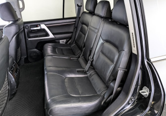 Подержанный автомобиль Toyota Land Cruiser Suv 2017 года (18 фото)