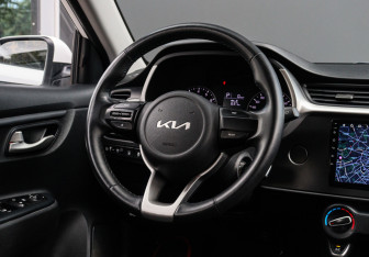 Подержанный автомобиль Kia Rio Hatchback 2021 года (11 фото)