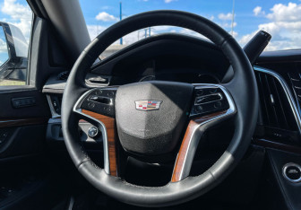 Подержанный автомобиль Cadillac Escalade Suv 2018 года (14 фото)