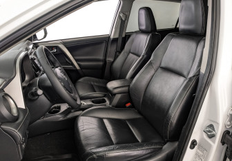 Подержанный автомобиль Toyota RAV4 2018 года (20 фото)