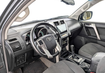 Подержанный автомобиль Toyota Land Cruiser Prado 2013 года (16 фото)