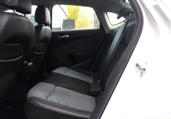 Подержанный автомобиль Opel Astra Sedan 2015 года (10 фото)