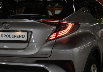 Подержанный автомобиль Toyota C-HR 2019 года (24 фото)