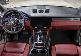 Подержанный автомобиль Porsche Cayenne 2021 года (14 фото)