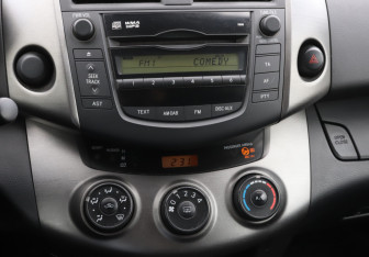 Подержанный автомобиль Toyota RAV4 2010 года (14 фото)