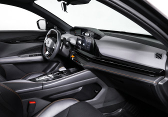 Подержанный автомобиль Changan UNI-V 2023 года (11 фото)