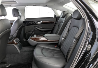 Подержанный автомобиль Audi A8 2013 года (18 фото)