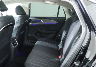 Подержанный автомобиль Hongqi H5 2024 года (10 фото)