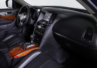 Подержанный автомобиль Infiniti QX70 2017 года (10 фото)