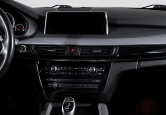 Подержанный автомобиль BMW X5 2015 года (13 фото)