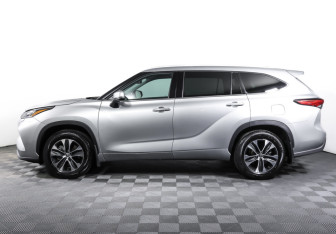 Подержанный автомобиль Toyota Highlander 2021 года (8 фото)