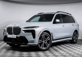 Подержанный автомобиль BMW X7 2022 года (31 фото)