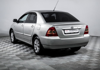 Подержанный автомобиль Toyota Corolla Sedan 2004 года (7 фото)