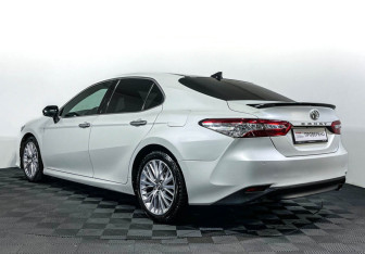 Подержанный автомобиль Toyota Camry Sedan 2019 года (7 фото)