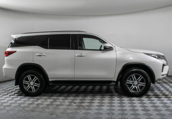 Подержанный автомобиль Toyota Fortuner 2021 года (4 фото)