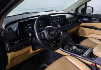 Подержанный автомобиль Kia Carnival 2021 года (15 фото)