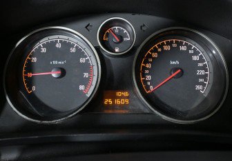 Подержанный автомобиль Opel Zafira Compactvan 2006 года (9 фото)