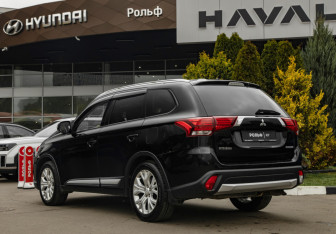 Подержанный автомобиль Mitsubishi Outlander 2015 года (5 фото)