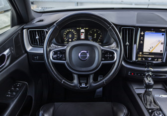 Подержанный автомобиль Volvo XC60 2018 года (10 фото)