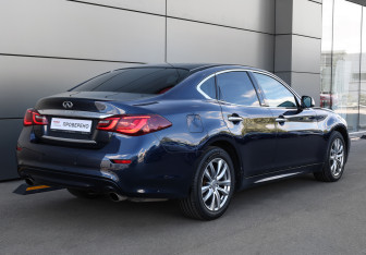 Подержанный автомобиль Infiniti Q70 2015 года (5 фото)