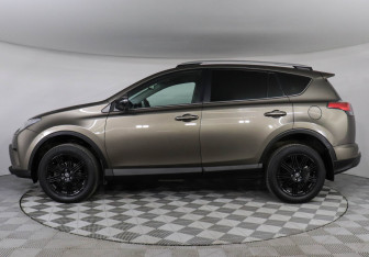 Подержанный автомобиль Toyota RAV4 2017 года (8 фото)