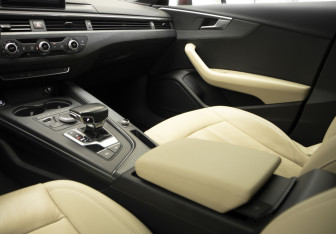 Подержанный автомобиль Audi A4 Sedan 2017 года (24 фото)