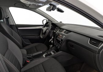 Подержанный автомобиль Skoda Octavia Liftback 2018 года (13 фото)